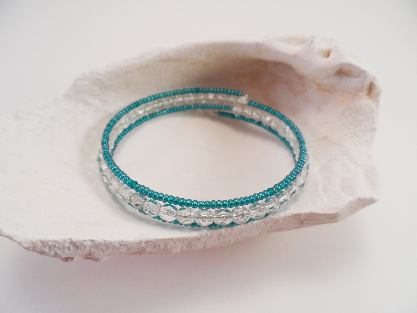 Klar Und Petrol Memory Wire Armband Klar Und Petrol Memory Wire Armband von HibouHandmade