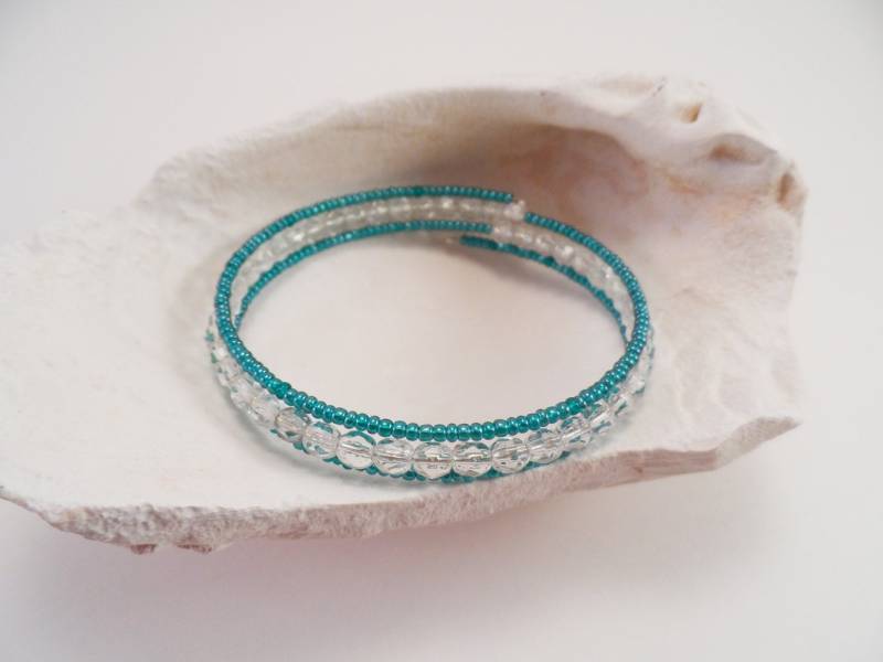 Klar Und Petrol Memory Wire Armband Klar Und Petrol Memory Wire Armband von HibouHandmade