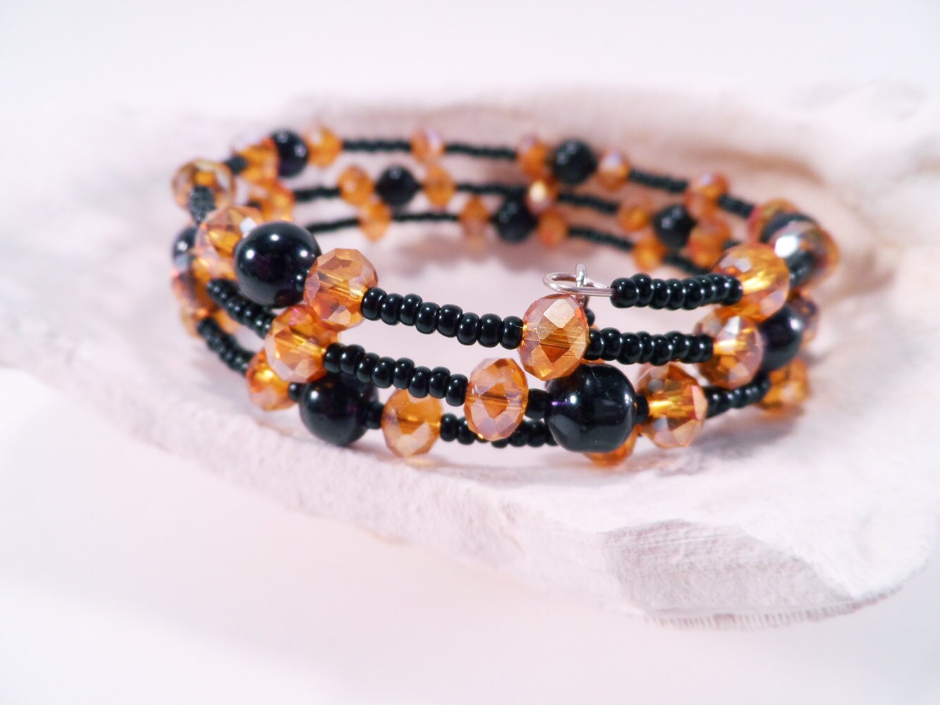 Schwarz Und Gold Crystal Memory Wire Armband von HibouHandmade
