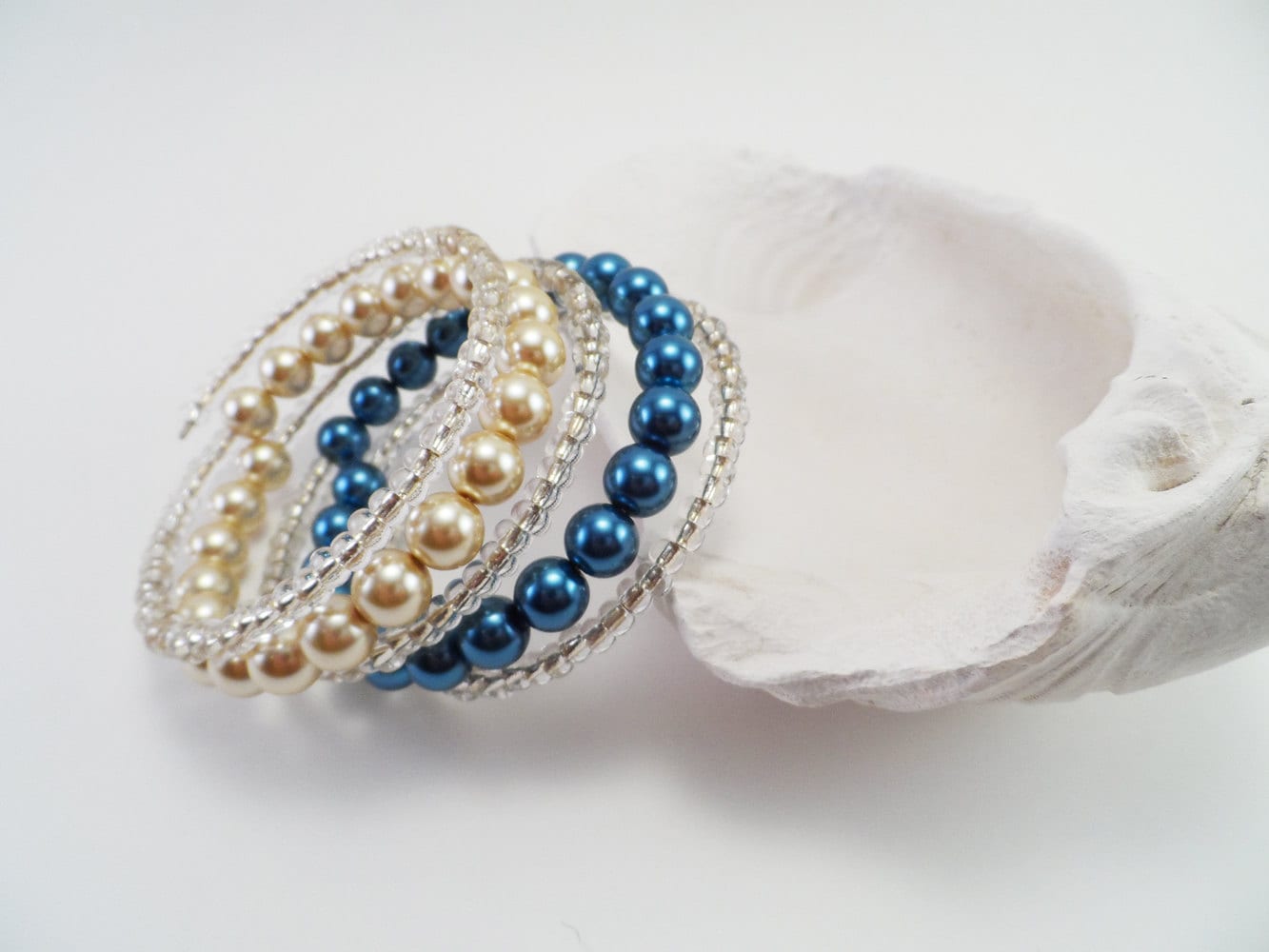 Tan Und Blauen Glas Perle Memory Wire Armband Tan Und Blauen Glas Perle Memory Wire Armband von HibouHandmade