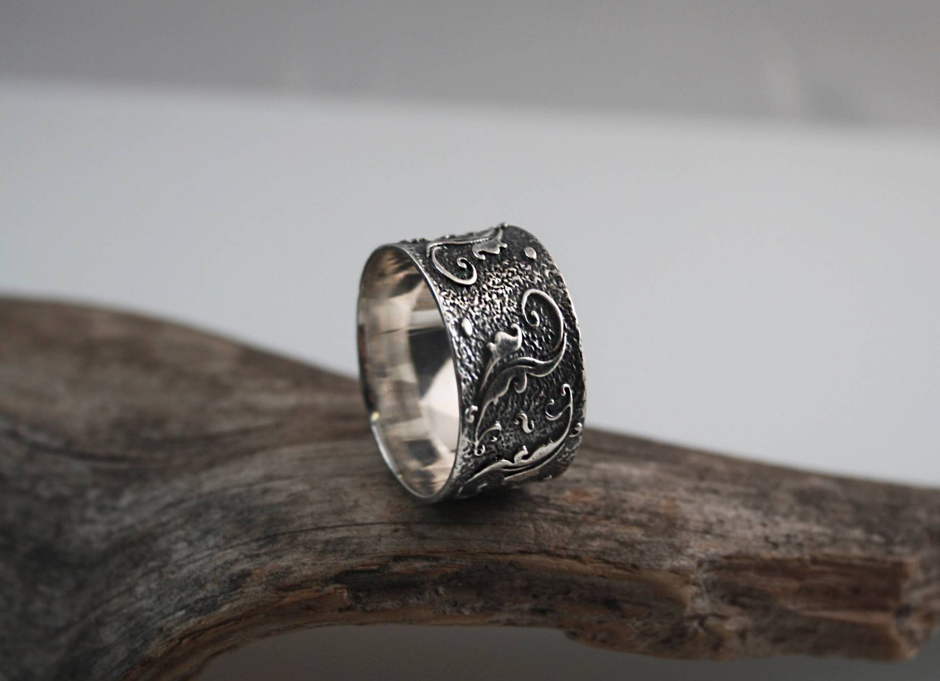 Statement Ring, Massiv Breiter Bandring, Floraler Breitbandring, Oxidiertes Sterling Silber Statement Ring, Massiv Breiter Bandring, Floraler Breitbandring, Oxidiertes Sterling Silber von Hich