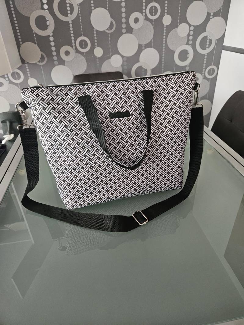 Schicker Shopper Aus Polyester Canvas in Schwarz Weiß von Hicibags