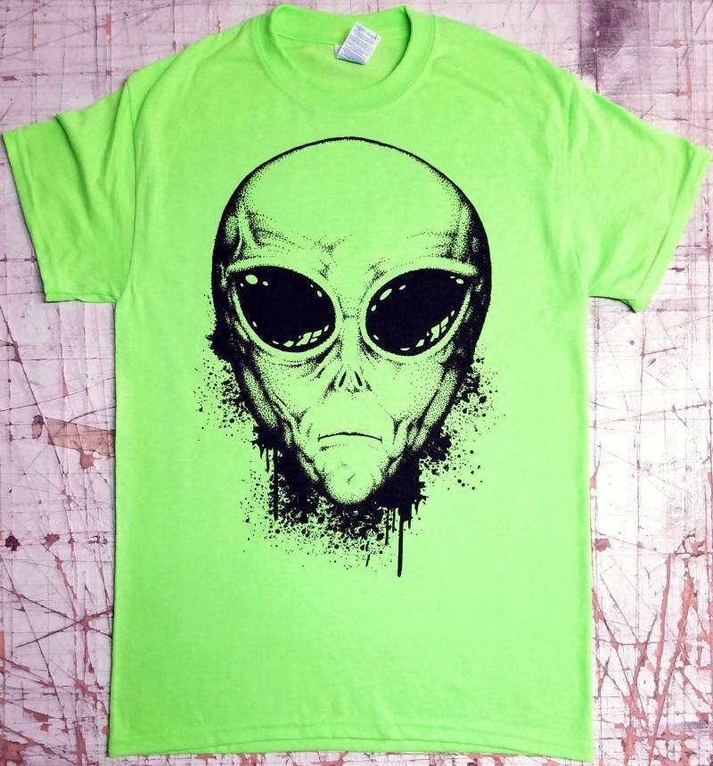 Alien Grey Auf Neon Green, Electric Kies, Holzkohle Oder Schwarzem T-Shirt von HiddenEmperorX