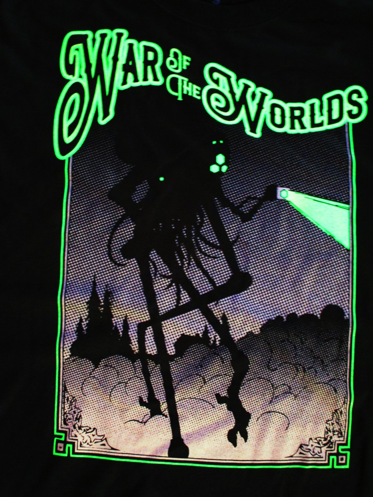 Krieg Der Welten Glow in The Dark On Black T-Shirt von HiddenEmperorX