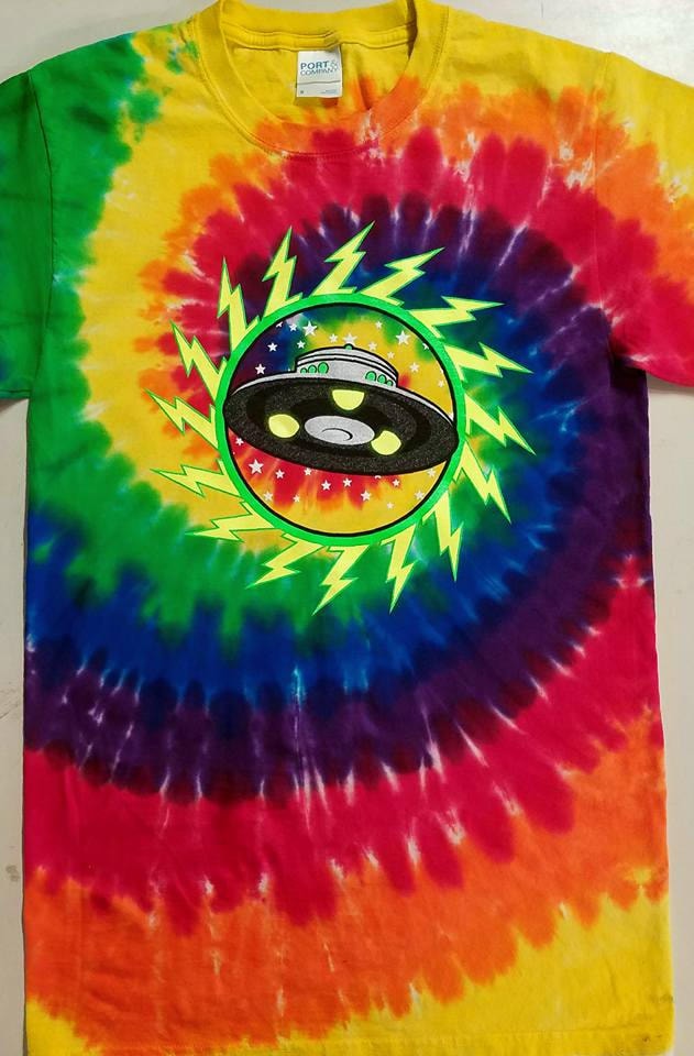 Untertasse Schwarzlicht-stil Auf Regenbogen Tie Dye-T-Shirt von HiddenEmperorX