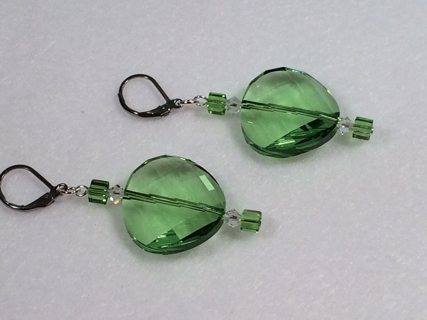 Gedrehte Kristall Ohrringe in Peridot Gedrehte Kristall Ohrringe in Peridot von HiddenFacetsJewelry