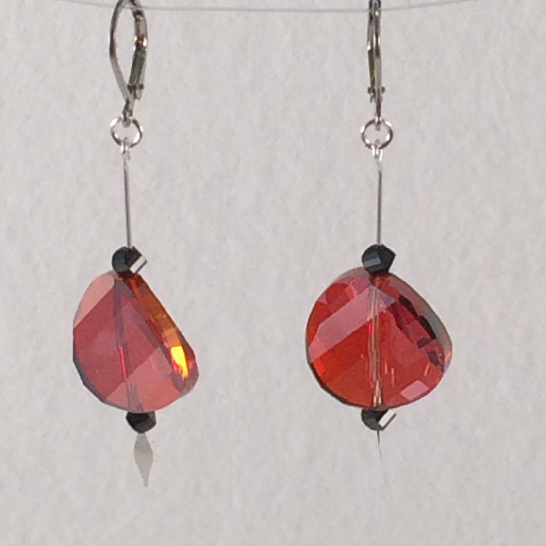 Gedrehte Kristall Tropfen Ohrringe in Rot Magma Gedrehte Kristall Tropfen Ohrringe in Rot Magma von HiddenFacetsJewelry