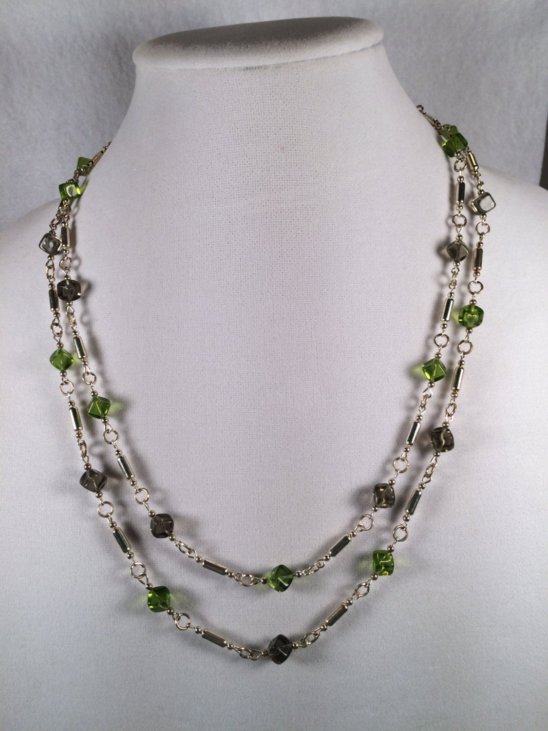 Glas-Würfel-Kette in Peridot Und Rauch Glas-Würfel-Kette in Peridot Und Rauch von HiddenFacetsJewelry