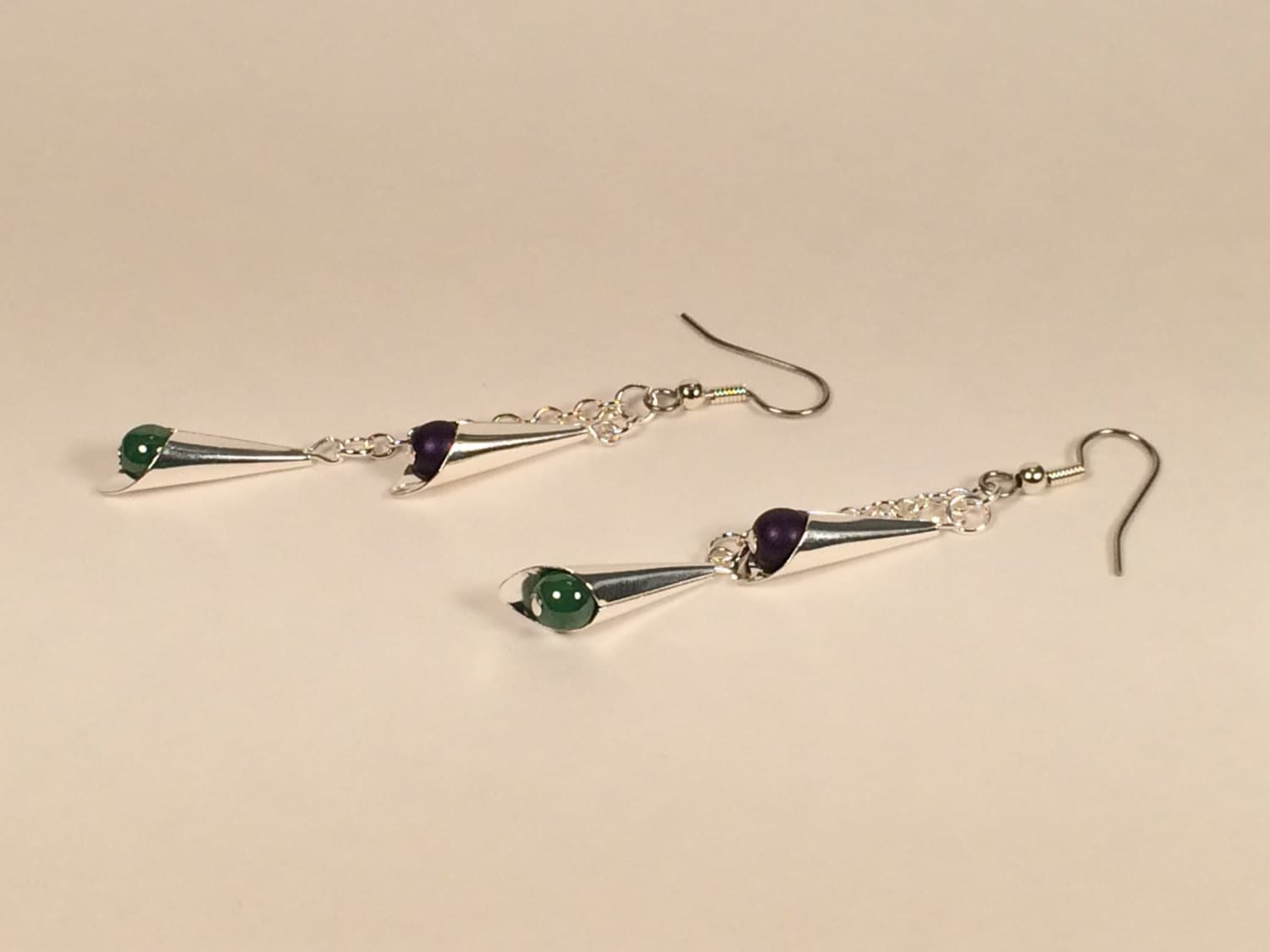 Grün Und Lila Blütenknospe Ohrringe Grün Und Lila Blütenknospe Ohrringe von HiddenFacetsJewelry