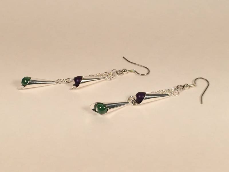 Grün Und Lila Blütenknospe Ohrringe Grün Und Lila Blütenknospe Ohrringe von HiddenFacetsJewelry