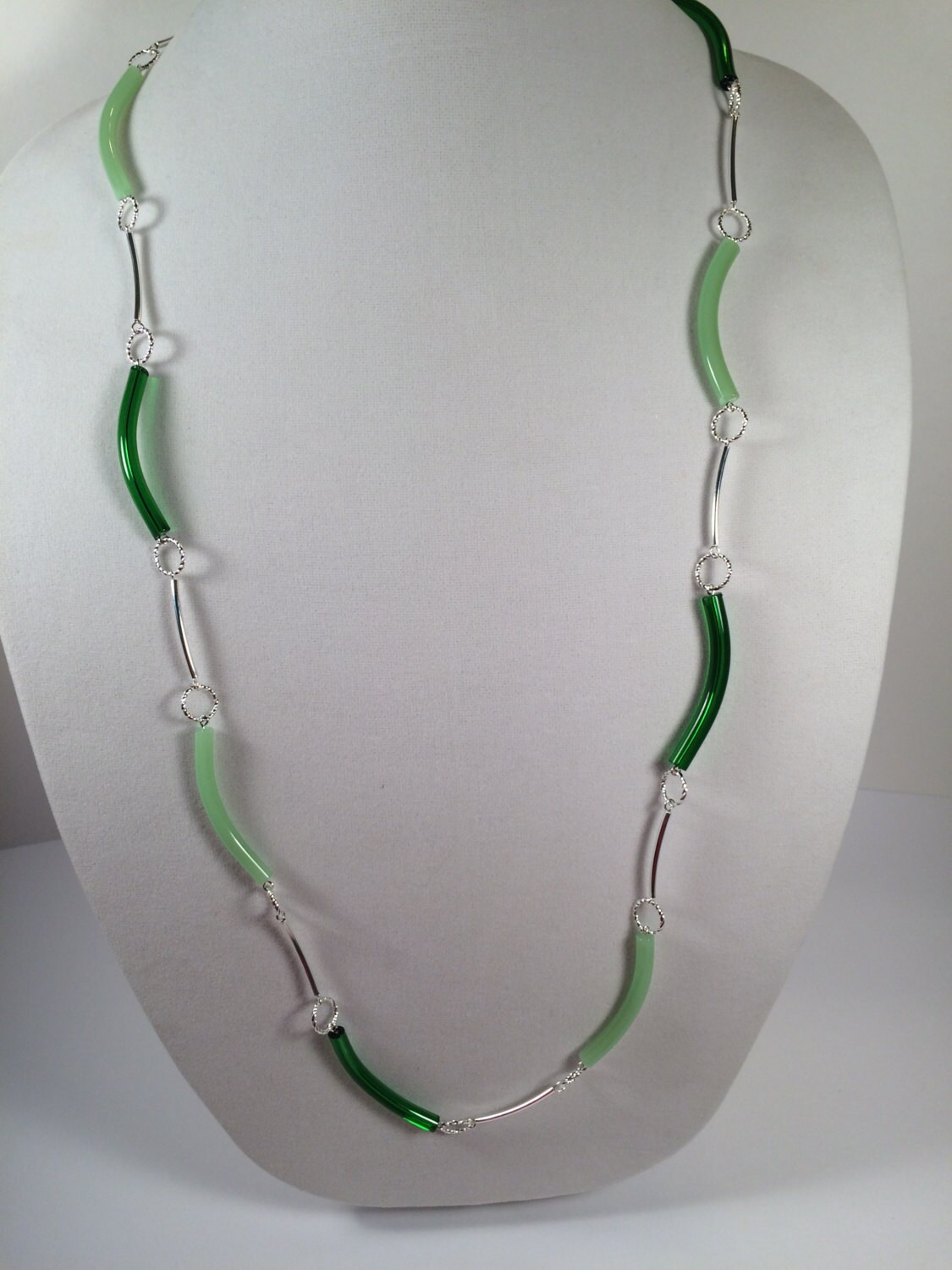 Grüne Gebogenem Glas Halskette Grüne Gebogenem Glas Halskette von HiddenFacetsJewelry
