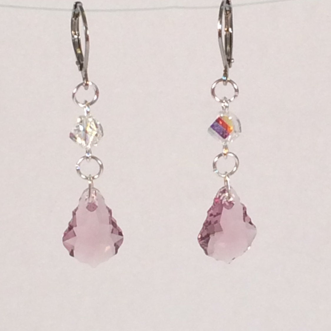 Kristall Barock Anhänger Ohrringe in Light Amethyst Kristall Barock Anhänger Ohrringe in Light Amethyst von HiddenFacetsJewelry