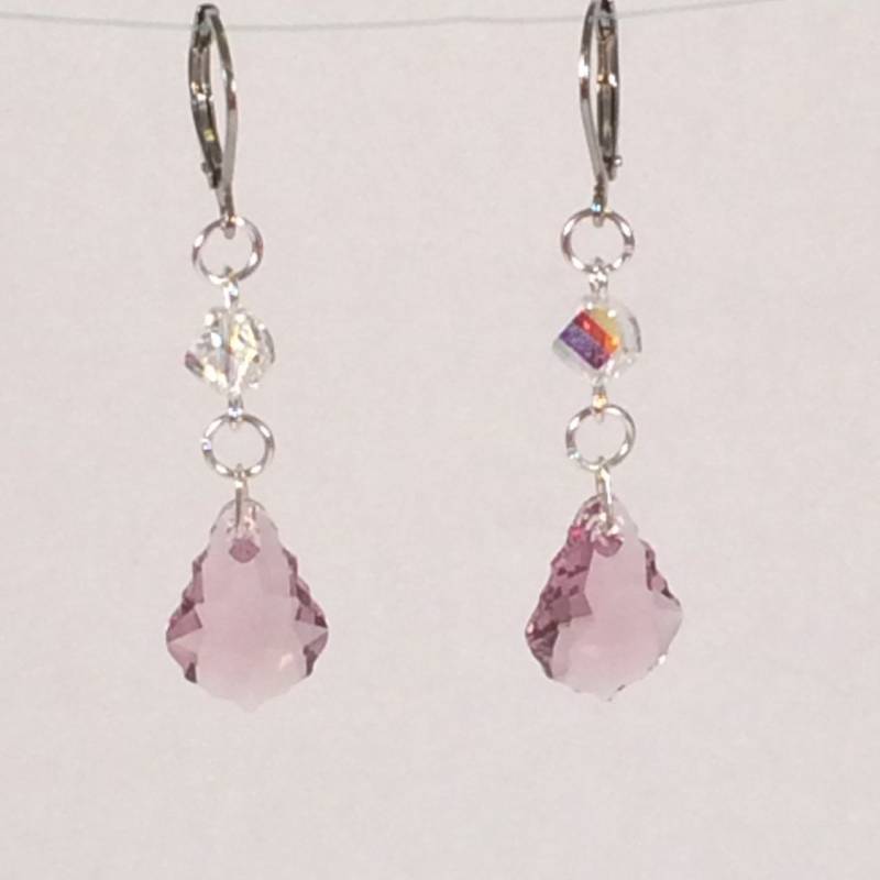Kristall Barock Anhänger Ohrringe in Light Amethyst Kristall Barock Anhänger Ohrringe in Light Amethyst von HiddenFacetsJewelry