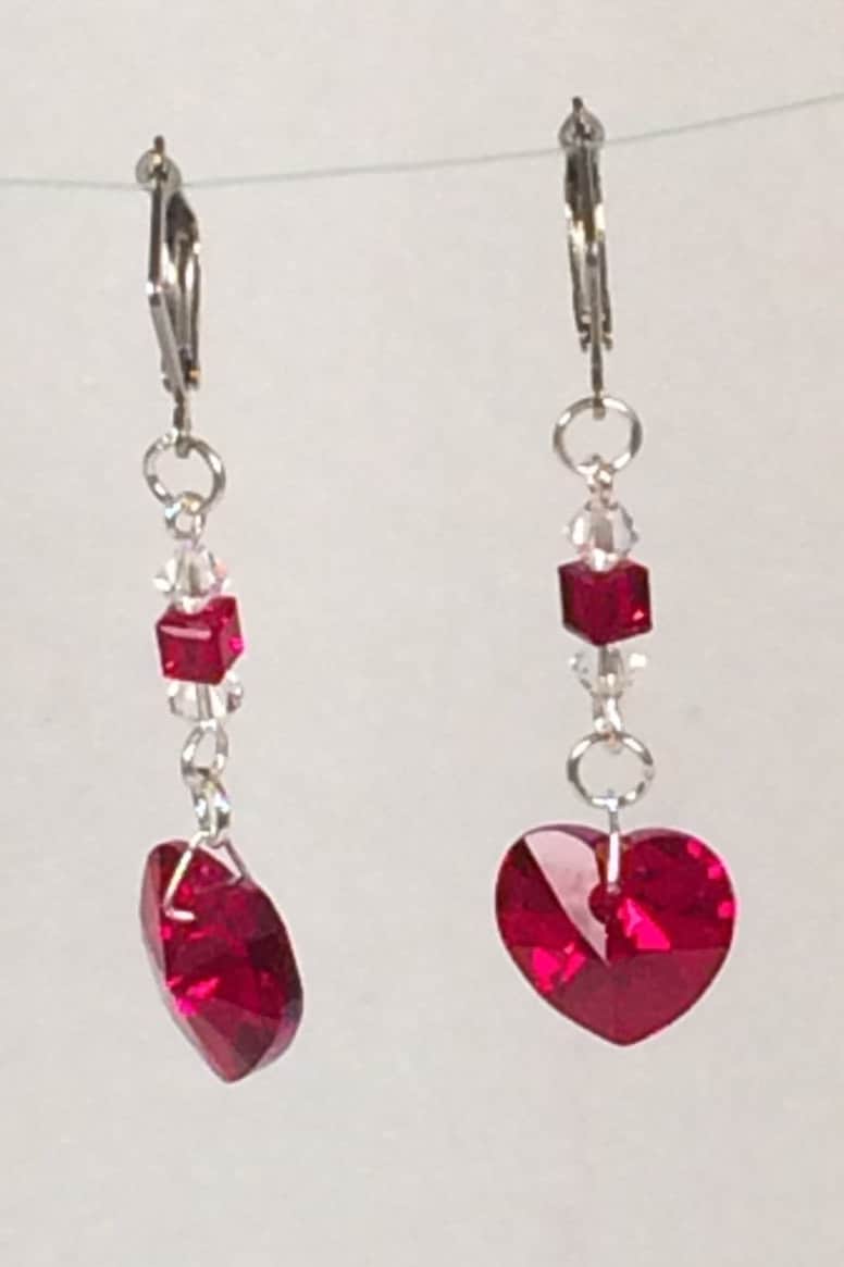 Kristall Herz Ohrringe in Siam Rot Kristall Herz Ohrringe in Siam Rot von HiddenFacetsJewelry