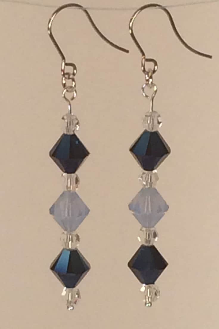 Kristalle Ohrstecker in Metallic Blau Und Luftblauem Opal Kristalle Ohrstecker in Metallic Blau Und Luftblauem Opal von HiddenFacetsJewelry