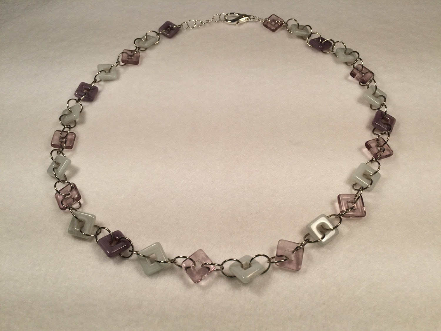 Lila Quadrat Glasperlenkette Lila Quadrat Glasperlenkette von HiddenFacetsJewelry