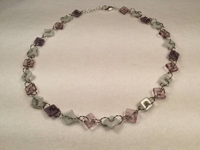 Lila Quadrat Glasperlenkette Lila Quadrat Glasperlenkette von HiddenFacetsJewelry