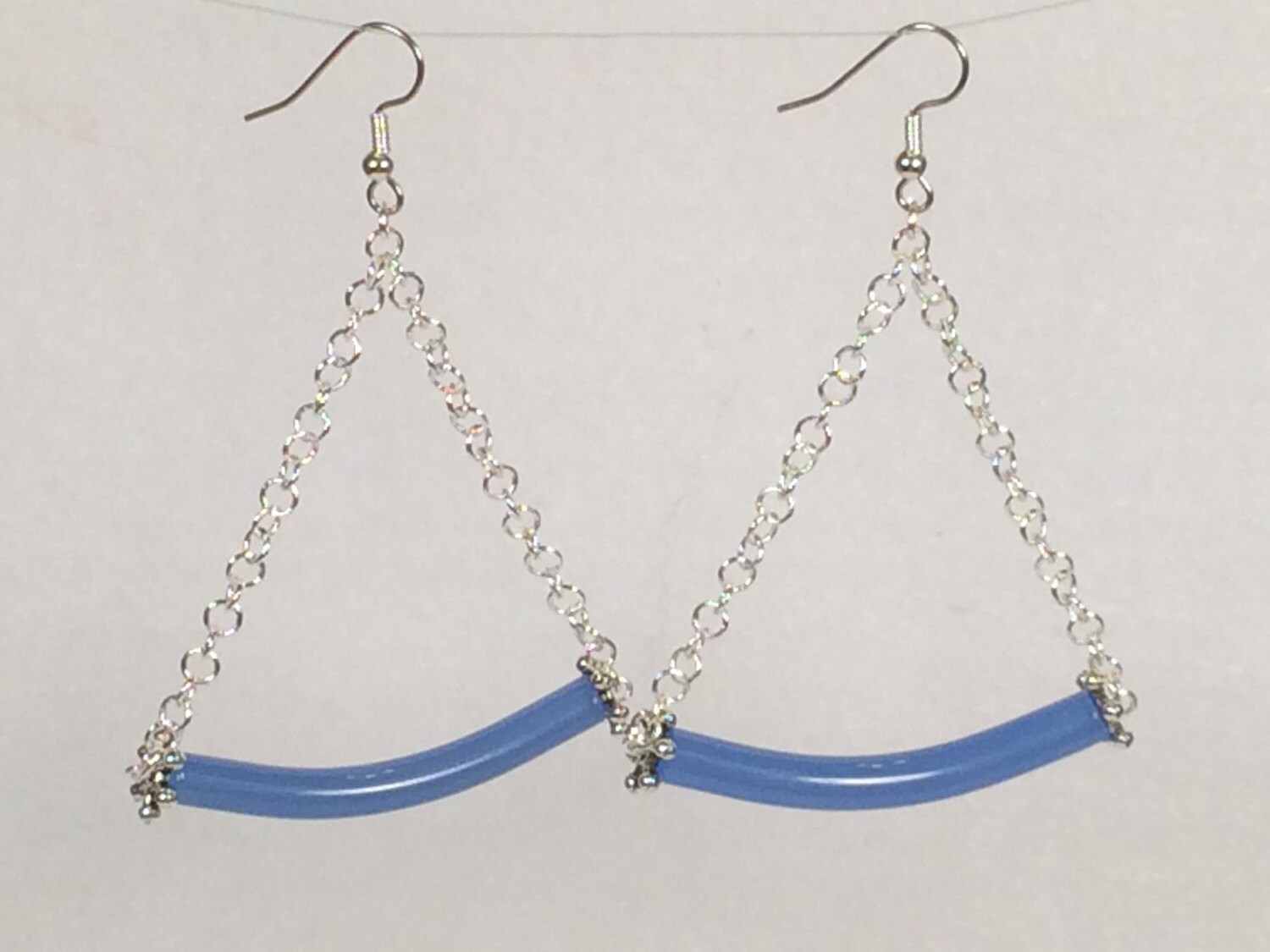 Matt Blau Gebogenes Glasohrringe Matt Blau Gebogenes Glasohrringe von HiddenFacetsJewelry