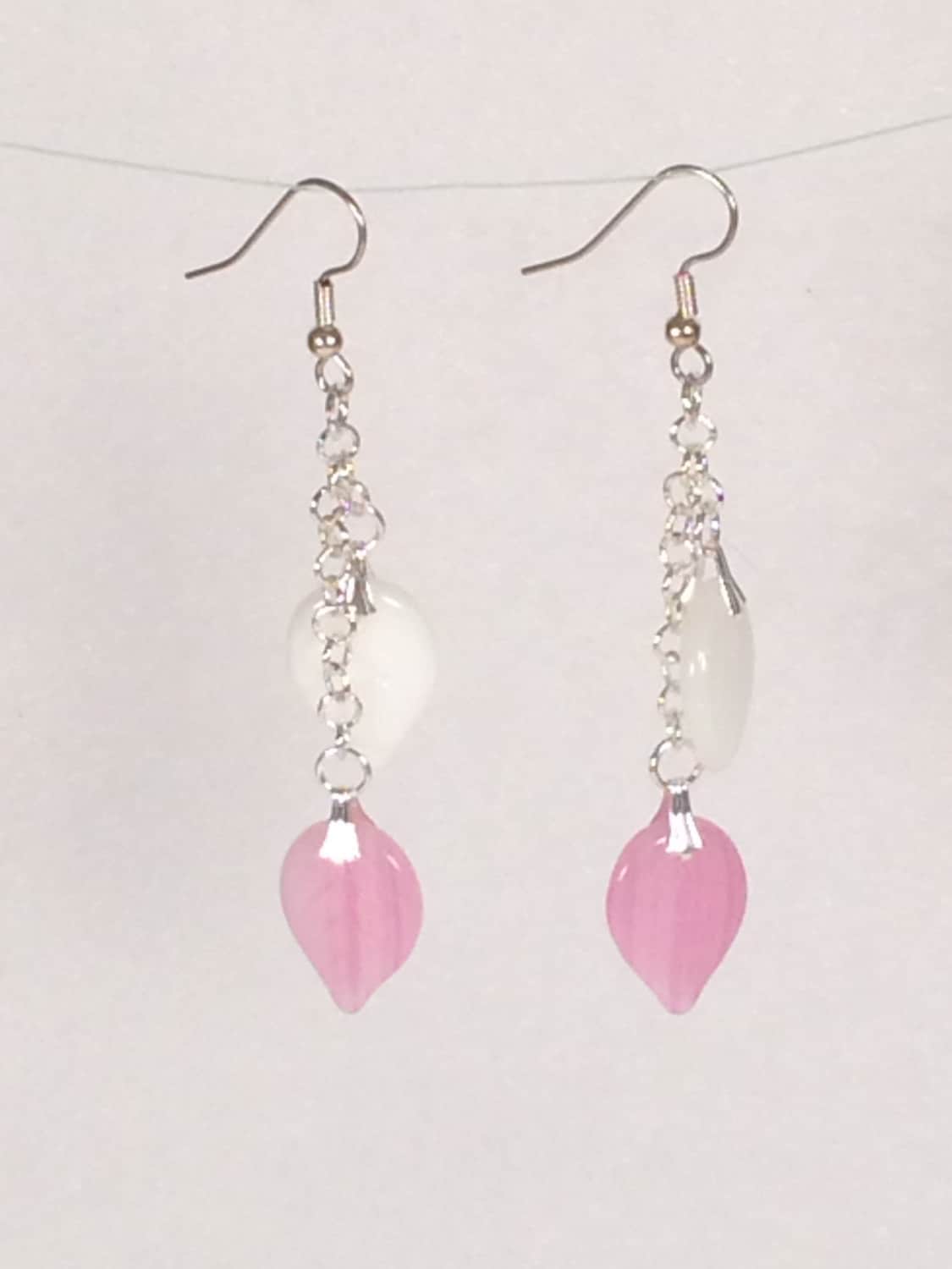 Rosa Und Weißem Glas Blatt Ohrringe Rosa Und Weißem Glas Blatt Ohrringe von HiddenFacetsJewelry