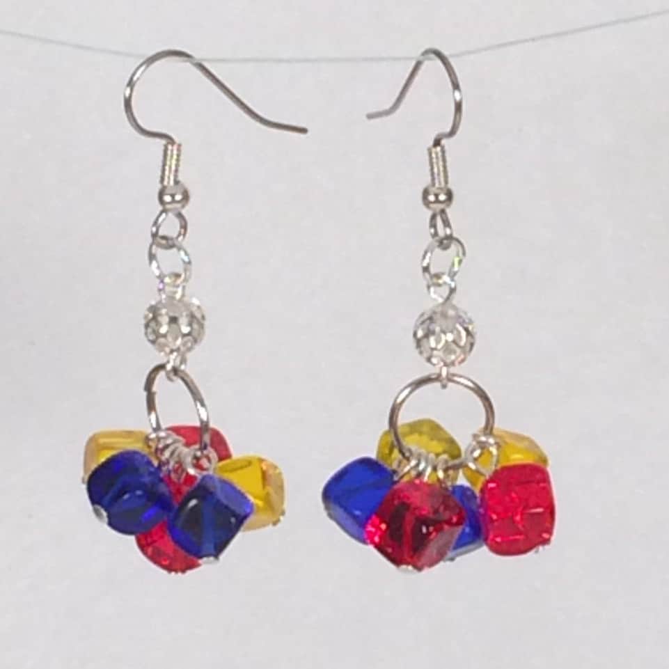 Rot, Blau Und Gelb Cube-Glas-Perlen-Ohrringe Rot, Blau Und Gelb Cube-Glas-Perlen-Ohrringe von HiddenFacetsJewelry