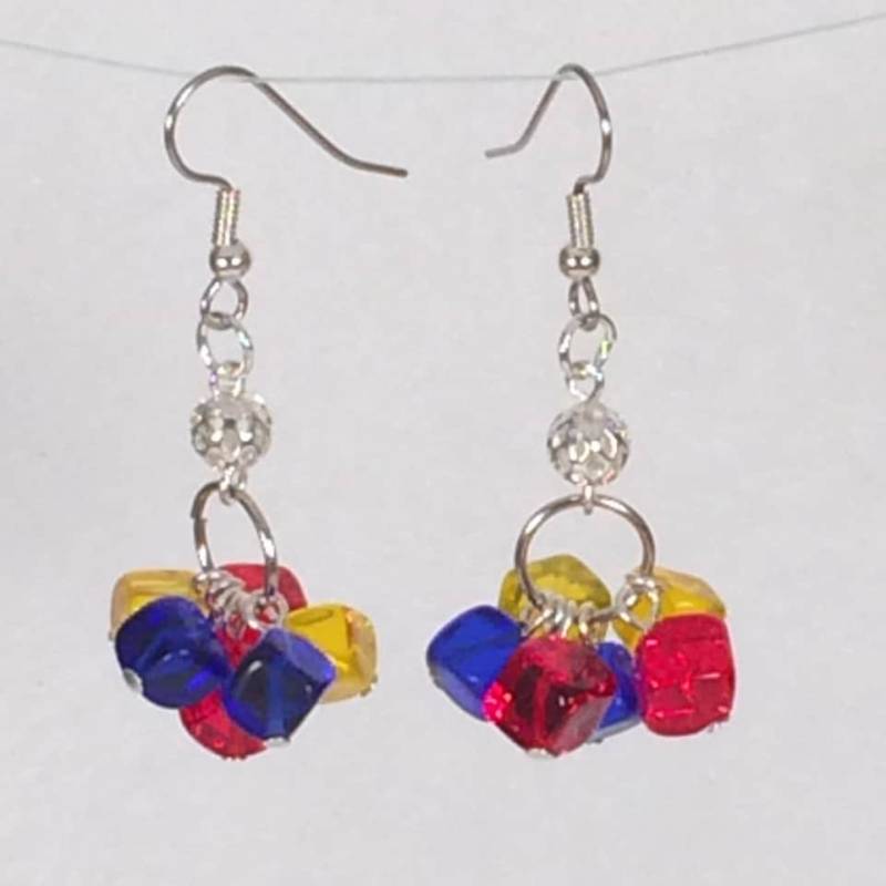 Rot, Blau Und Gelb Cube-Glas-Perlen-Ohrringe Rot, Blau Und Gelb Cube-Glas-Perlen-Ohrringe von HiddenFacetsJewelry