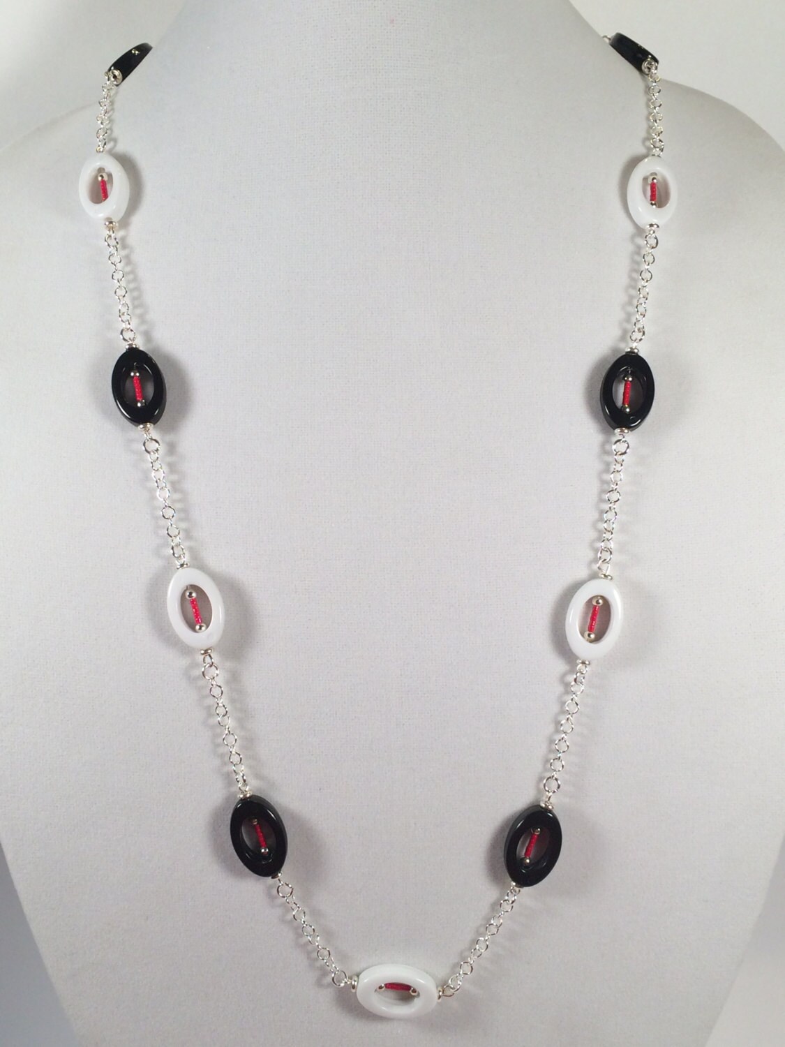 Rot, Weiß Und Schwarz Acryl Halskette Rot, Weiß Und Schwarz Acryl Halskette von HiddenFacetsJewelry
