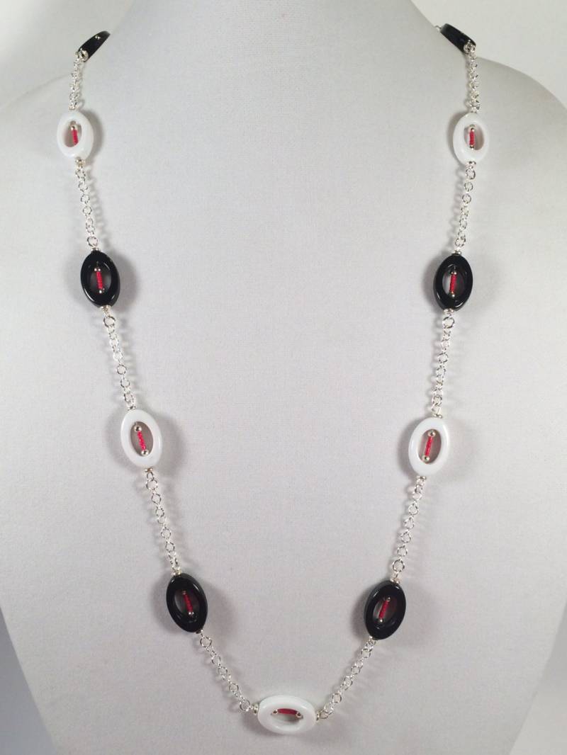 Rot, Weiß Und Schwarz Acryl Halskette Rot, Weiß Und Schwarz Acryl Halskette von HiddenFacetsJewelry