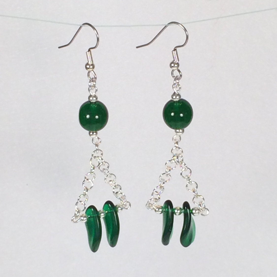 Smaragd Grün Glas Perle Ohrringe Smaragd Grün Glas Perle Ohrringe von HiddenFacetsJewelry
