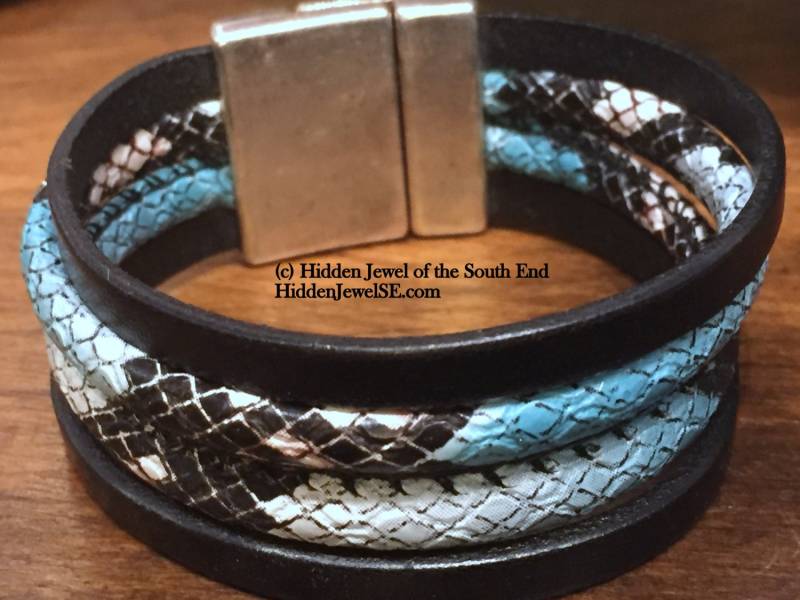 Blau & Schwarz Schlange Muster Leder Armreif - Unisex 18 cm von HiddenJewelSE