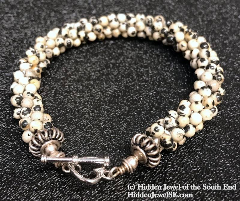 Dalmatiner Jaspis Gehäkelt Armband/Armreif Schwarz Und Weiß Mit Sterling Silber Verschluss | Cr76 von HiddenJewelSE