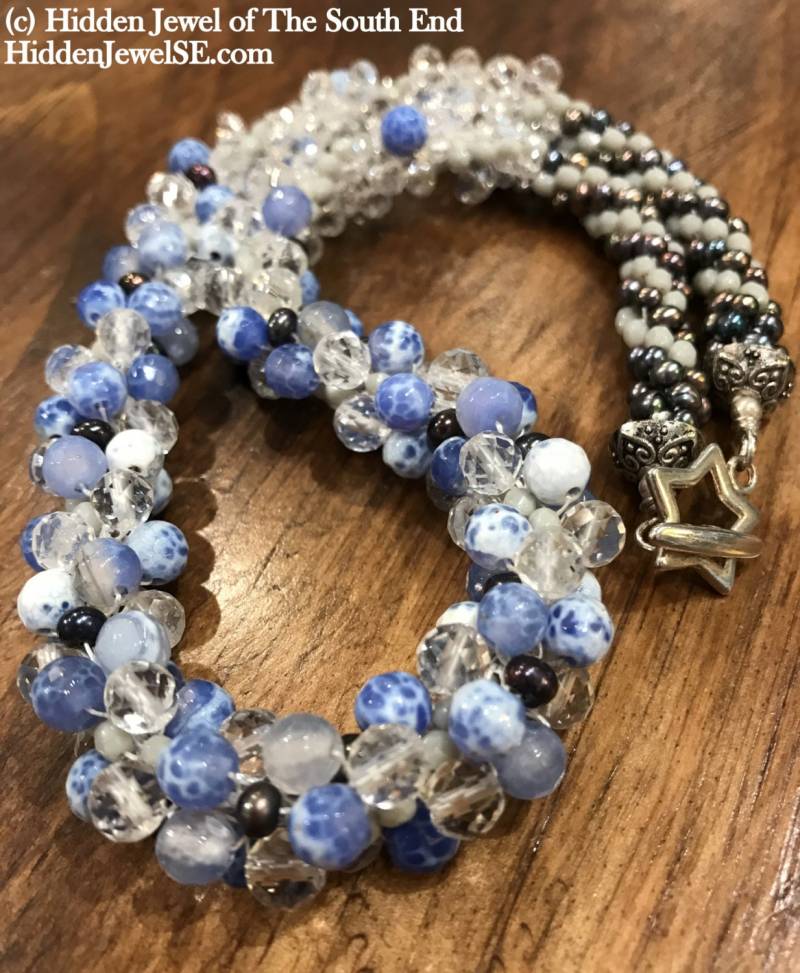 Gehäkelte Achat Perlenkette Blau Weißer Stein, Sterling Silber Haken von HiddenJewelSE