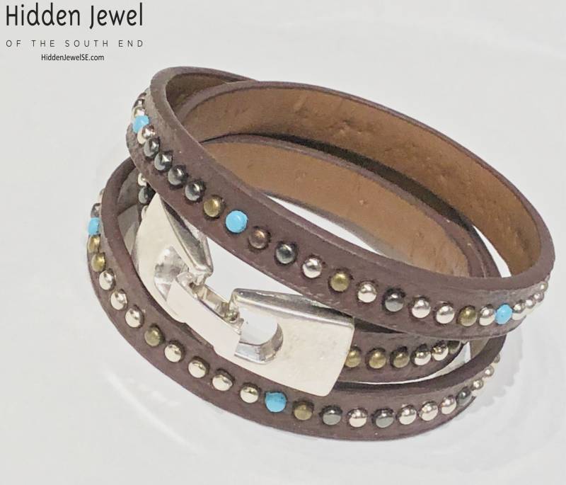 Türkisfarbenes Nietenleder-Wickelarmband Unisex-Silberverschluss von HiddenJewelSE
