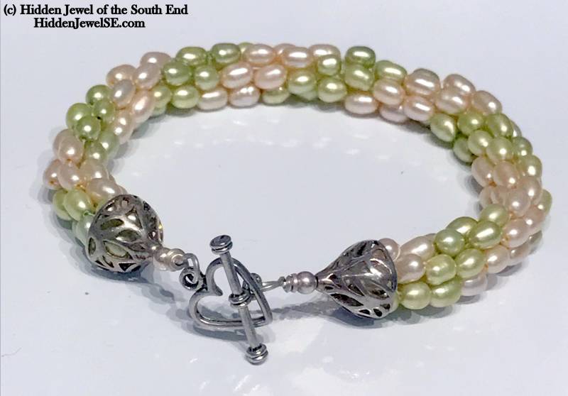 Gehäkeltes Süßwasserperlen Armband Hellgrün, Pfirsich, Sterlingsilber Herzverschluss von HiddenJewelSE