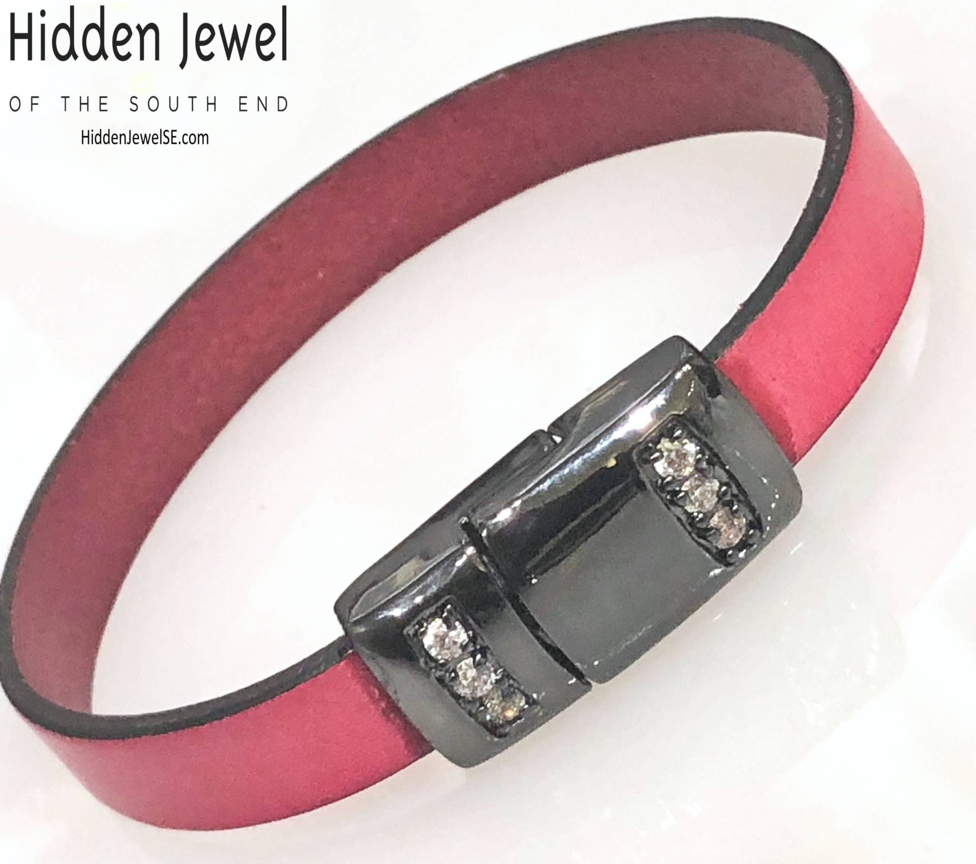 Hot Pink Leder Armreif Mit Kristall Schwarz Pave Magnetverschluss von HiddenJewelSE