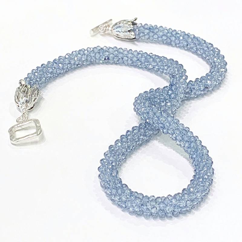 Kyanit Edelstein Gehäkelte Halskette Blaue Perlen Schmuck von HiddenJewelSE