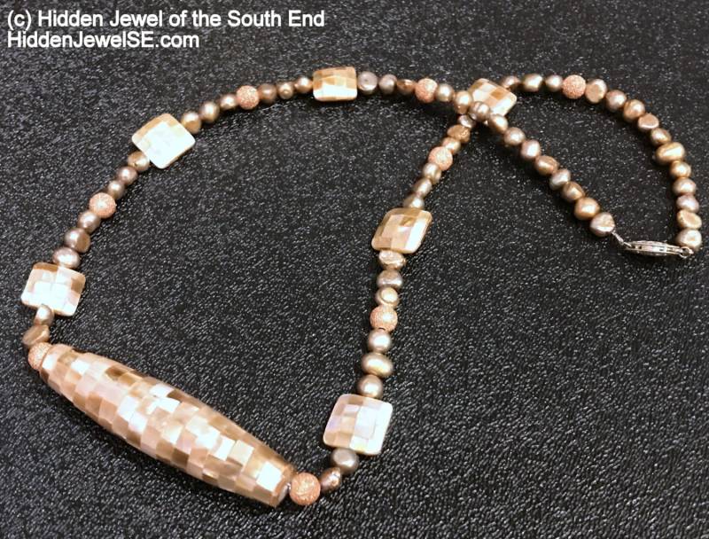 Handgefertigte Perlenkette Mit Perlmutt-Mittelstück - 19 " von HiddenJewelSE