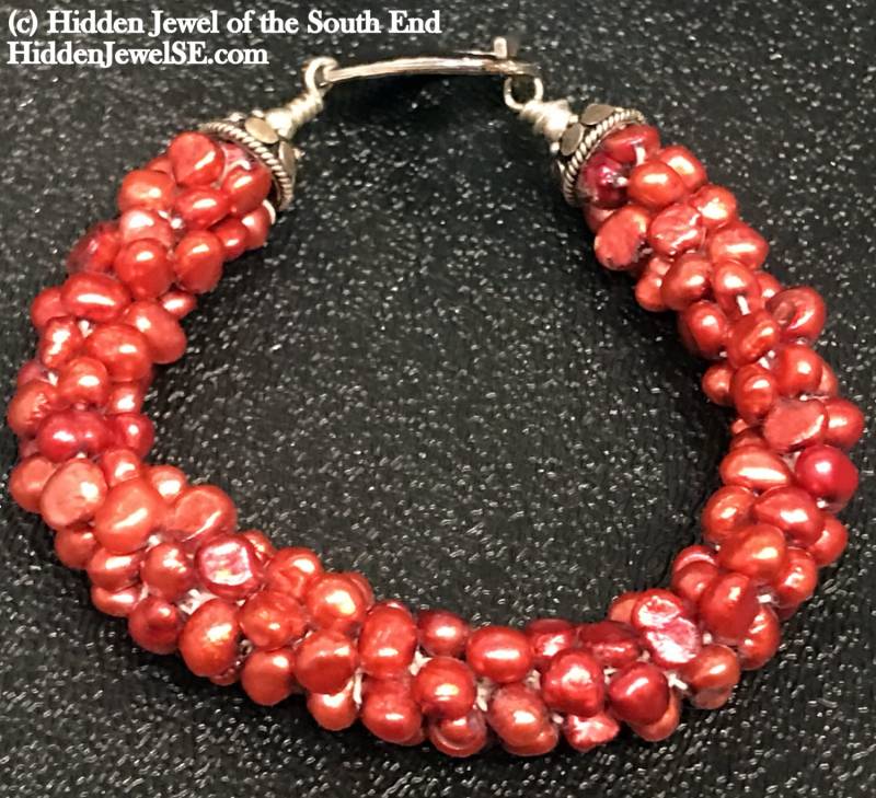 Rote Süßwasser-Zuchtperlen Gehäkeltes Armband Sterlingsilber-Verschluss von HiddenJewelSE