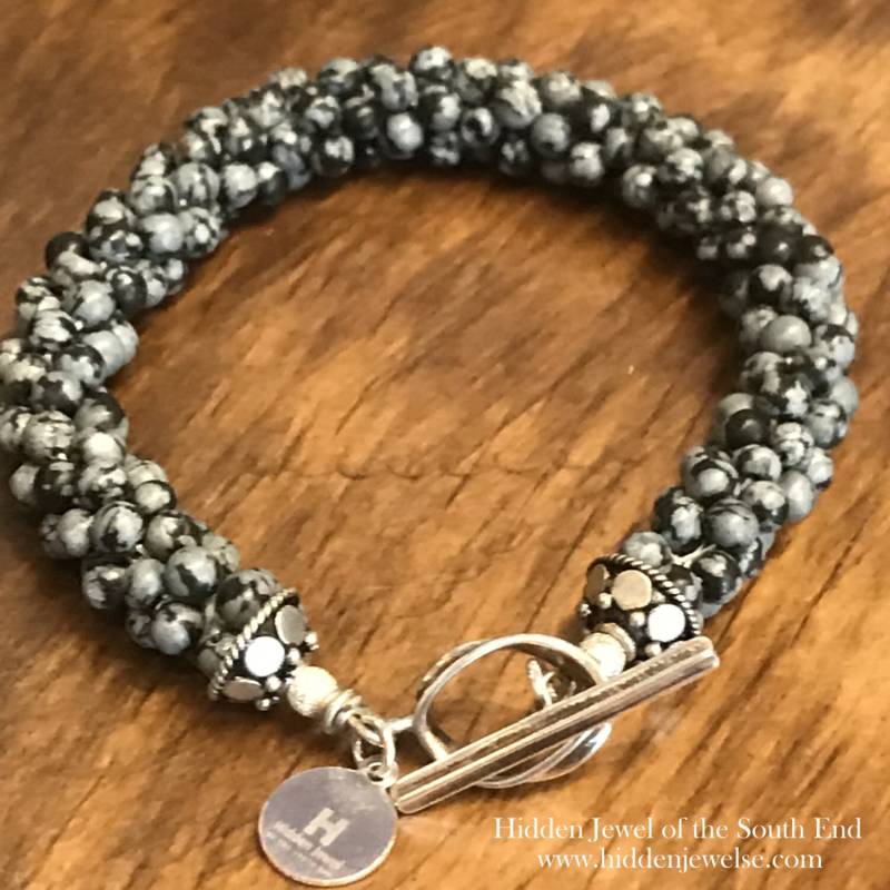 Schneeflocke Jaspis Gehäkelt Armband Mit Sterling Silber Verschluss, Gehäkelte Armreif Hellgrau | Cr77 von HiddenJewelSE