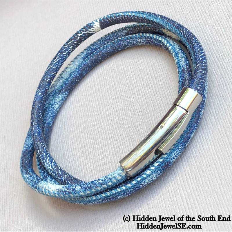 Blaues Denim-Gewickeltes Lederarmband Edelstahlverschluss, Größe 7, 5 von HiddenJewelSE