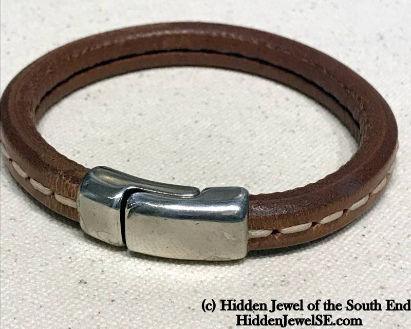 Unisex Braun Genähtes Lederarmband Armband Magnetverschluss von HiddenJewelSE