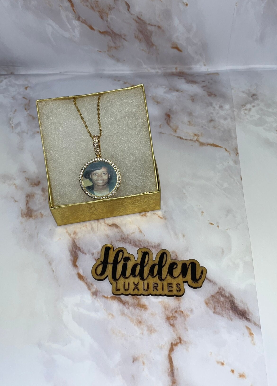 Personalisierte Fotokette, Personalisiertes Fotomedaillon, Bling Bild Halskette, Rip Anhänger Charm Kette, Erinnerung, Geschenk Für Mama von HiddenLuxuries