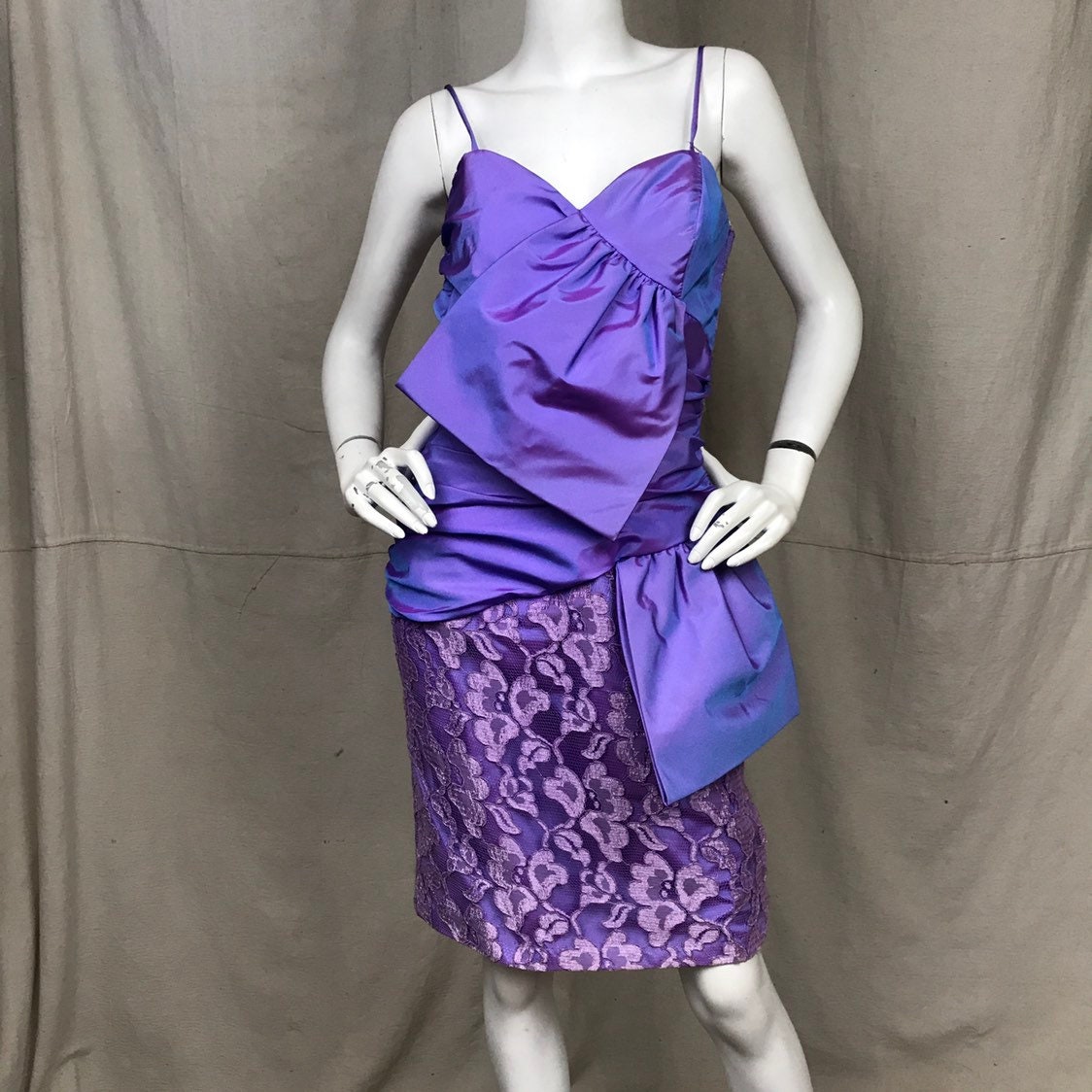 90Er Jahre Ballkleid Spitze Lila/Roberta Deadstock Vintage Party Kleid Schillernden Violett Lavendel von HiddenRiverFindsCo