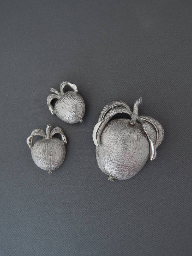 Apfel Pin Und Ohrringe Sarah Coventry Adam's Delight Ohrclips, Silberfarbener Obstschmuck Apfel Pin Und Ohrringe Sarah Coventry Adam's Delight Ohrclips, Silberfarbener Obstschmuck von HiddenStairwayFinds