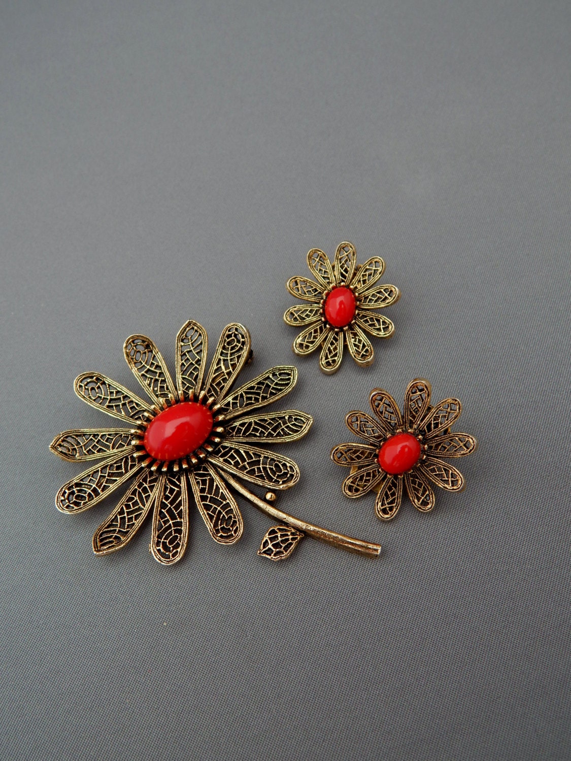 Art Rote Blume Pin Und Ohrringe Set Arthur Pepper, Antikgold Filigrane Cabochon Blumen Brosche Ohrringe, Vintage, Signiert von HiddenStairwayFinds