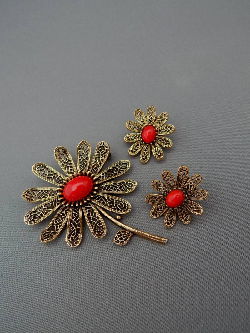 Art Rote Blume Pin Und Ohrringe Set Arthur Pepper, Antikgold Filigrane Cabochon Blumen Brosche Ohrringe, Vintage, Signiert Art Rote Blume Pin Und Ohrringe Set Arthur Pepper, Antikgold Filigrane Cabochon Blumen Brosche Ohrringe, Vintage, Signiert von HiddenStairwayFinds