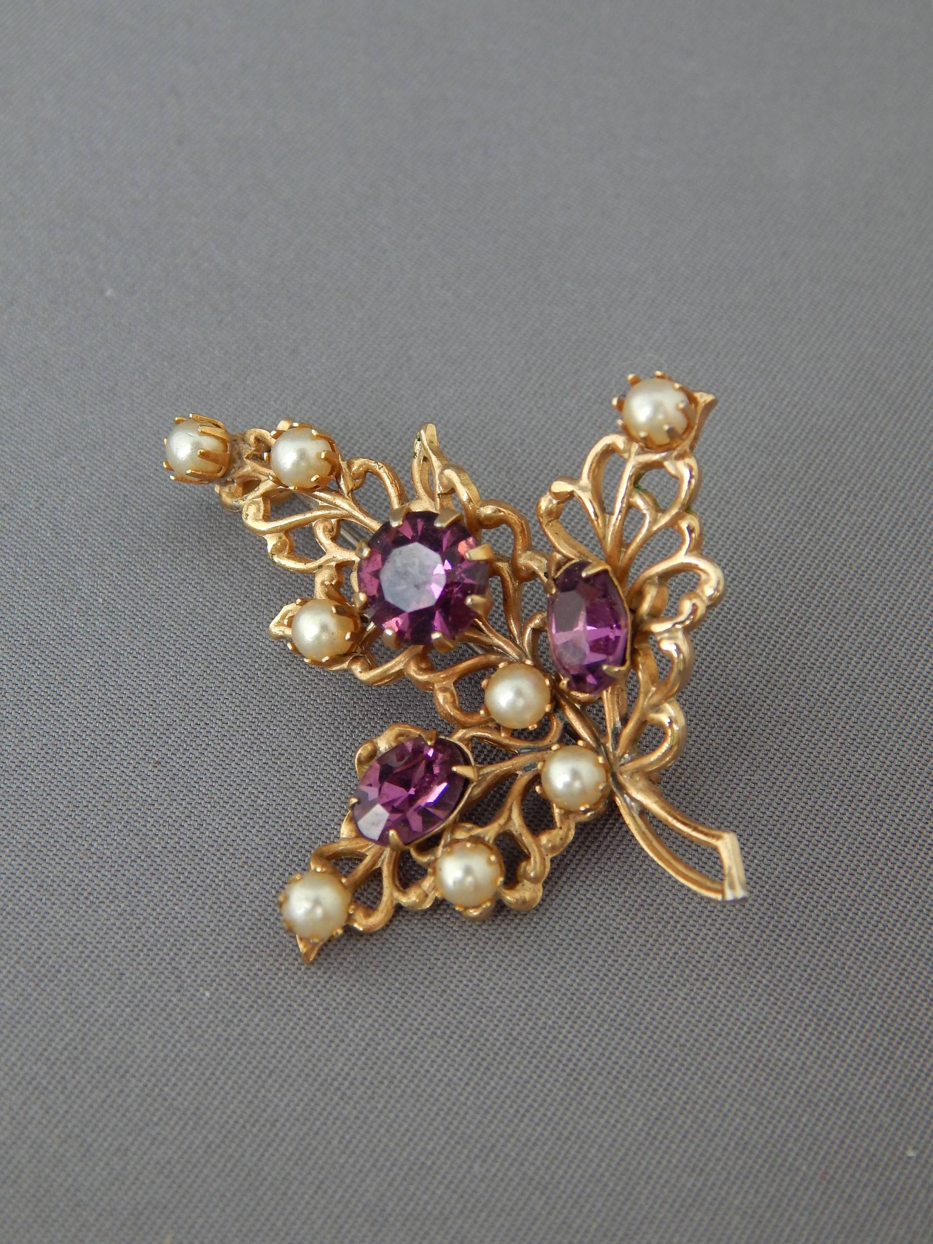 Blatt Pin Strass Faux Amethyst Perlen Gold Tone Filigree von HiddenStairwayFinds