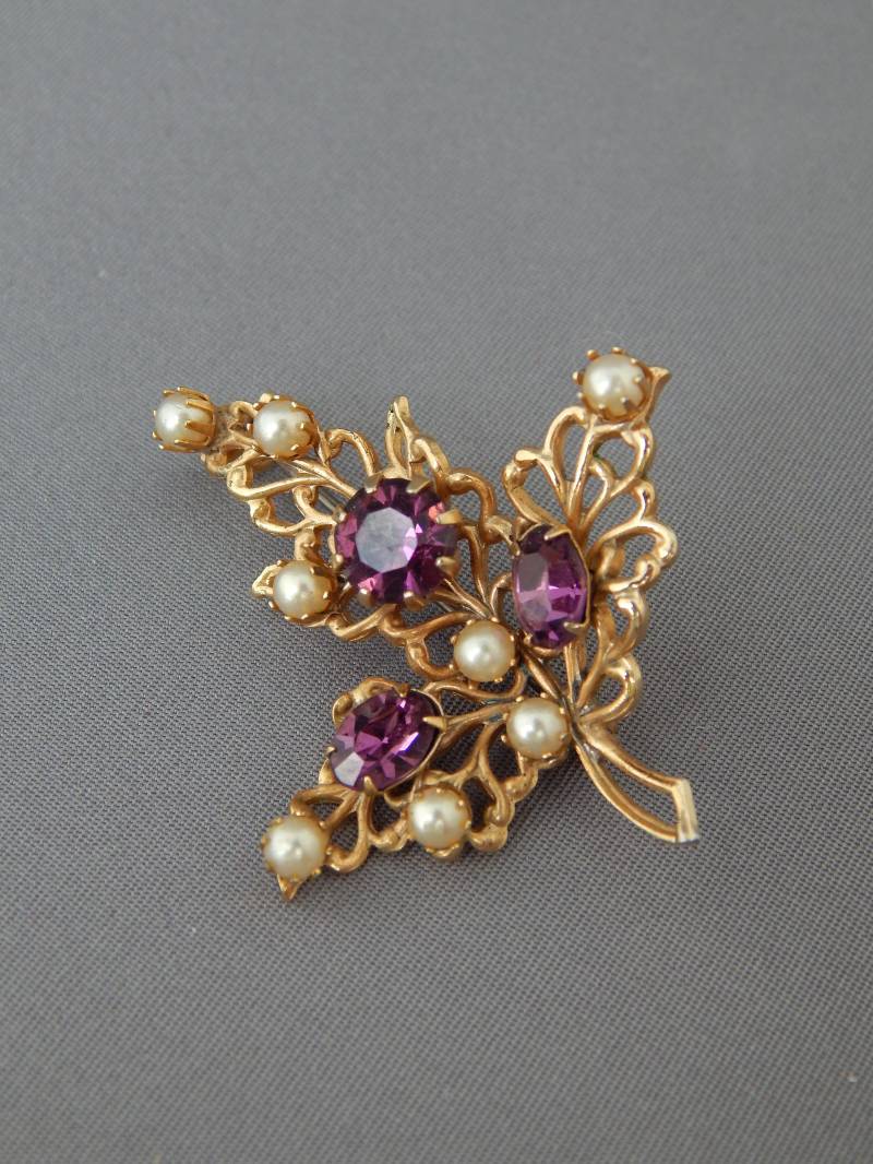 Blatt Pin Strass Faux Amethyst Perlen Gold Tone Filigree Blatt Pin Strass Faux Amethyst Perlen Gold Tone Filigree von HiddenStairwayFinds