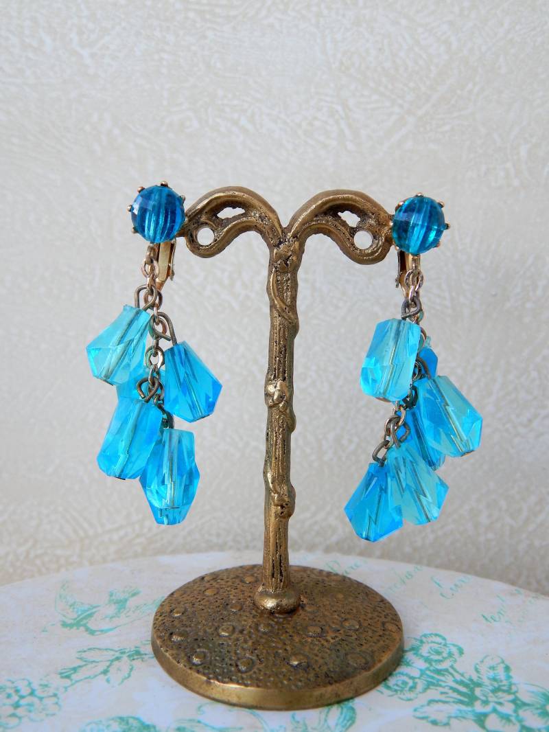 Blau Lucite Ohrringe Clip-Ons, Lange Ohrringe, Blaue Eis Cascading Cluster Hochzeitsohrringe, Vintage Blau Lucite Ohrringe Clip-Ons, Lange Ohrringe, Blaue Eis Cascading Cluster Hochzeitsohrringe, Vintage von HiddenStairwayFinds