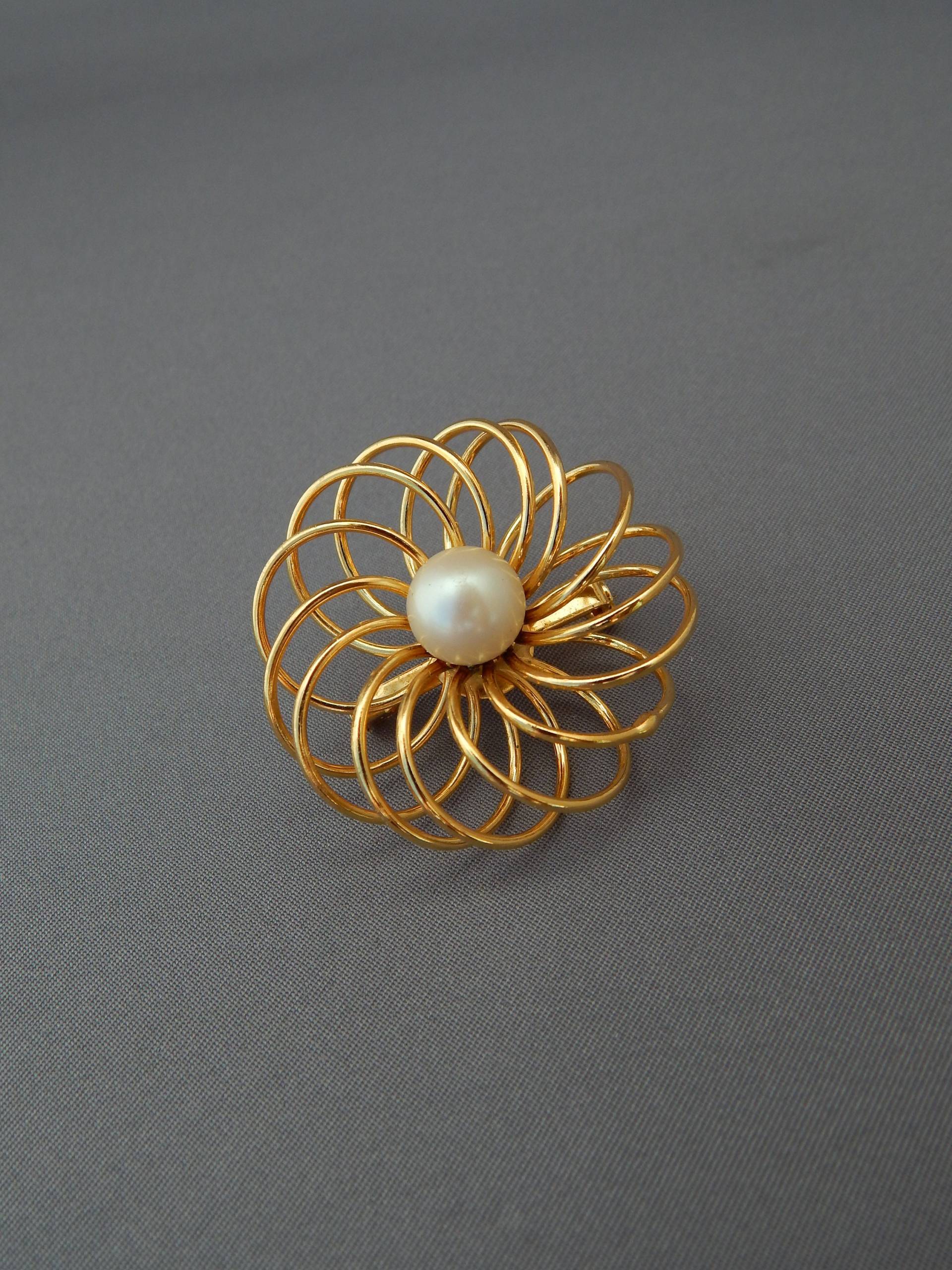 Blume Anstecknadel Gold Ton Faux Perle, Anstecknadel, Wunderliche Brosche, Mitte Des Jahrhunderts Modernen Schmuck von HiddenStairwayFinds