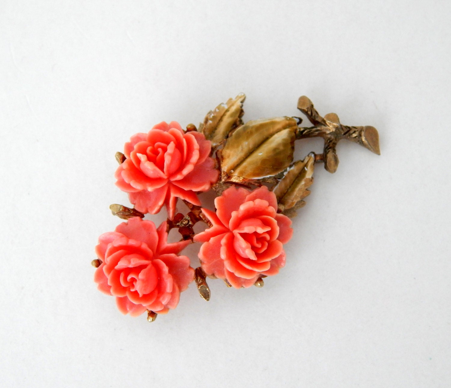 Celluloid Blume Anstecknadel, Korallenrosa Rosen Emaille Blätter Brosche, Mid Century Vintage von HiddenStairwayFinds